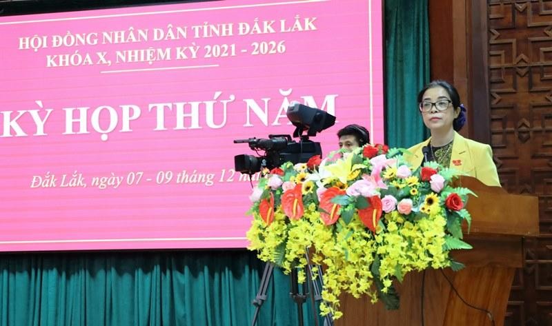 Chủ tịch Hội đồng nhân dân tỉnh Đắk Lắk Huỳnh Thị Chiến Hòa phát biểu khai mạc kỳ họp. 