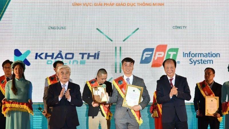 Ông Nguyễn Hồng Hải - Trưởng phòng Giải pháp Giáo dục FPT IS nhận giải thưởng Thành phố Thông minh Việt Nam 2022. 