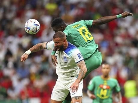 Pha tranh bóng bổng giữa hậu vệ Kyle Walker (áo trắng) của đội tuyển Anh và Ismaila Sarr của Senegal trong trận đấu ở vòng 1/8 World Cup 2022, ngày 4/12. (Ảnh: THX/TTXVN)