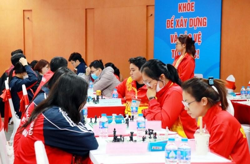 Các kỳ thủ bước vào tranh tài ở bộ môn cờ vua.
