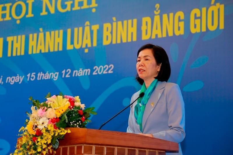Phó Chủ tịch Hội Liên hiệp Phụ nữ Việt Nam Nguyễn Thị Minh Hương phát biểu ý kiến.