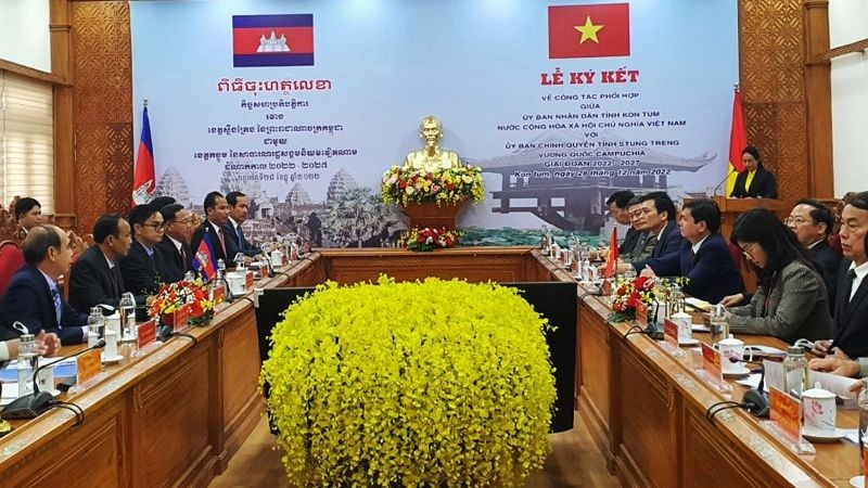 Quang cảnh buổi Lễ Ký kết Bản ghi nhớ hợp tác giữa tỉnh Kon Tum và Stung Treng (Campuchia). 