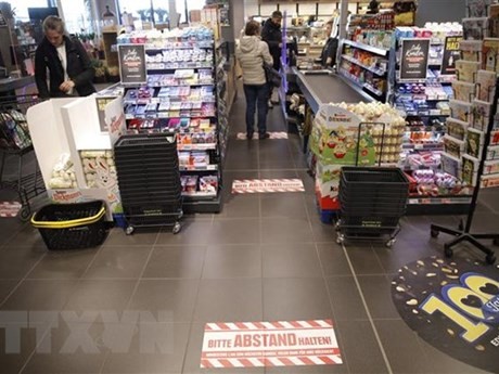 Người dân mua sắm tại siêu thị ở Berlin, Đức. (Ảnh: AFP/TTXVN)