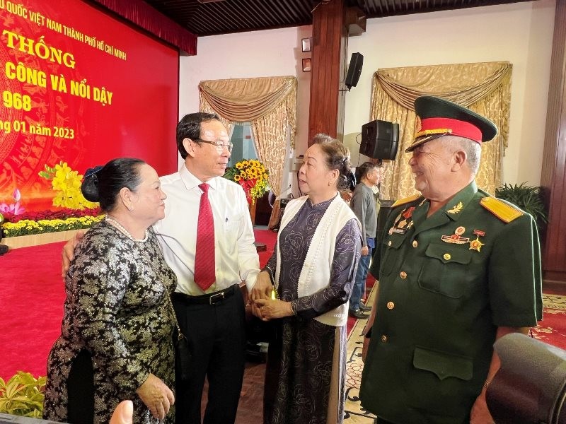 Ủy viên Bộ Chính trị, Bí thư Thành ủy Thành phố Hồ Chí Minh Nguyễn Văn Nên trao đổi với các đại biểu. 