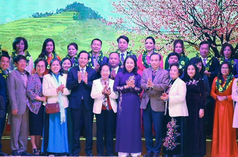 Phó Chủ tịch nước Võ Thị Ánh Xuân (giữa áo dài tím), ông Nguyễn Văn Hảo, Phó Tổng Giám đốc HDBank (hàng trên cùng, thứ năm từ trái sang) và các đơn vị đồng hành trên sân khấu của chương trình “Mùa xuân cho em” lần thứ 16.