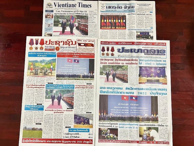 Báo chí Lào đồng loạt đăng trang nhất về chuyến thăm chính thức Lào của Thủ tướng Phạm Minh Chính. (Ảnh: Trịnh Dũng)