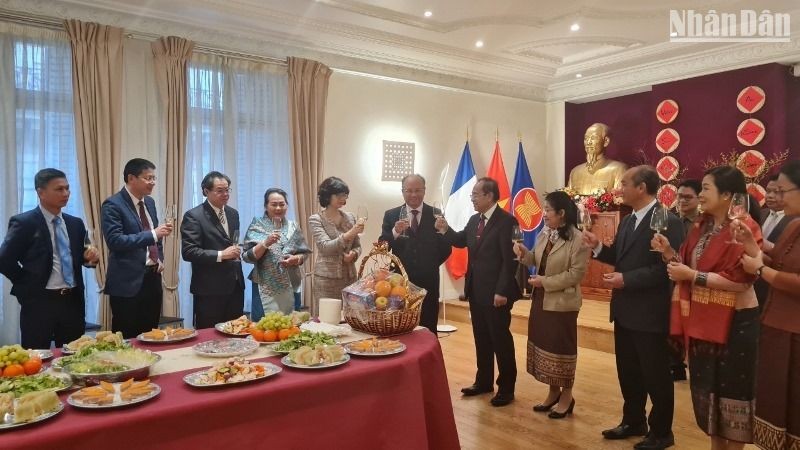 Lãnh đạo và cán bộ hai Đại sứ quán nâng ly chúc mừng năm mới và chúc mối quan hệ đặc biệt Việt Nam-Lào ngày càng tốt đẹp.