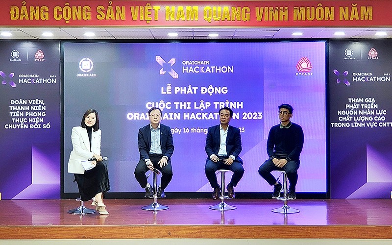 Các thành viên Ban Tổ chức thông tin về Cuộc thi Oraichain Hackathon lần thứ II, năm 2023.