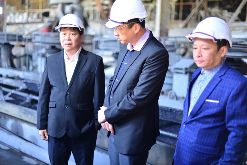 Ông Bùi Thanh Hà, Chủ tịch Hội đồng Quản trị VMPCo (bên trái) cùng các đại biểu kiểm tra nhà máy.
