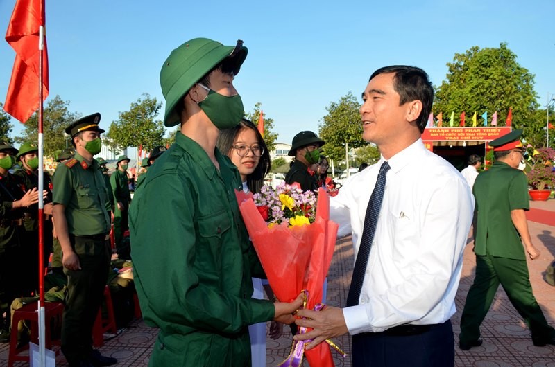 Đồng chí Dương Văn An, Ủy viên Trung ương Đảng, Bí thư Tỉnh ủy Bình Thuận tặng hoa, dặn dò và động viên chiến sĩ mới tại Lễ giao, nhận quân năm 2023 của thành phố Phan Thiết. 