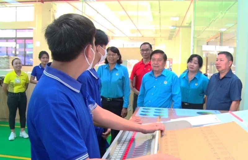 Lãnh đạo Liên đoàn Lao động và Sở Lao động-Thương binh và Xã hội Long An thăm, động viên công nhân lao động Công ty trách nhiệm hữu hạn In BDT Việt Nam. 