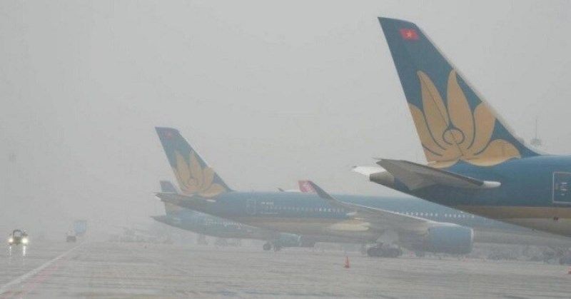 Sương mù dày đặc tại sân bay Nội Bài.