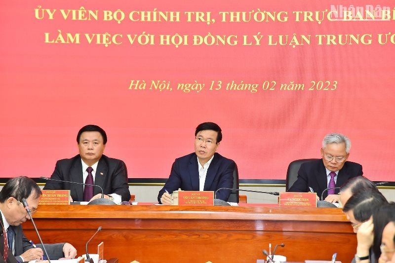 Đồng chí Võ Văn Thưởng, Ủy viên Bộ Chính trị, Thường trực Ban Bí thư lắng nghe ý kiến của các đại biểu tại buổi làm việc.