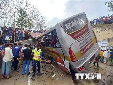 Hiện trường vụ tai nạn xe buýt ở thị trấn Shibchar, miền Nam Bangladesh ngày 19/3/2023. (Ảnh: AFP/TTXVN)