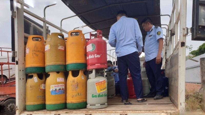 Giá gas bán lẻ trong nước tăng hơn 40000 đồng đối với bình 12kg  Thị  trường  Vietnam VietnamPlus