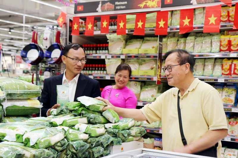 Gạo Cơm VietNam Rice được bán ở siêu thị Pháp. 