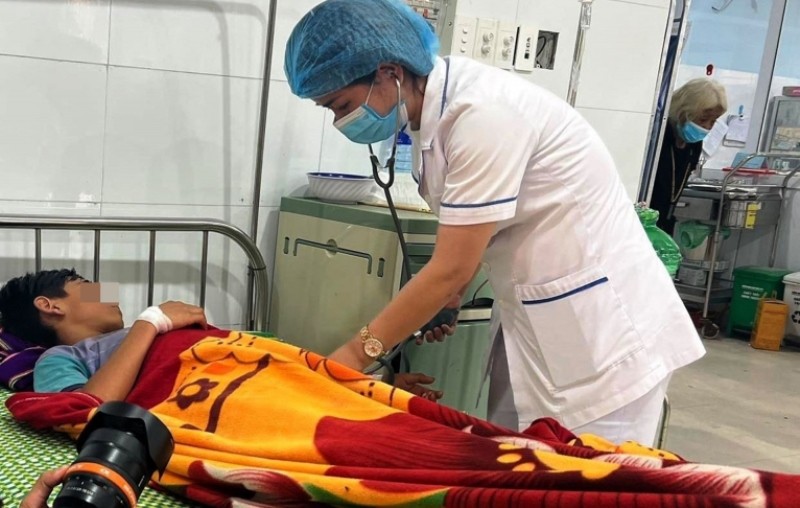 Bệnh nhân ngộ độc thực phẩm đang được điều trị tại Trung tâm Y tế huyện Phước Sơn.
