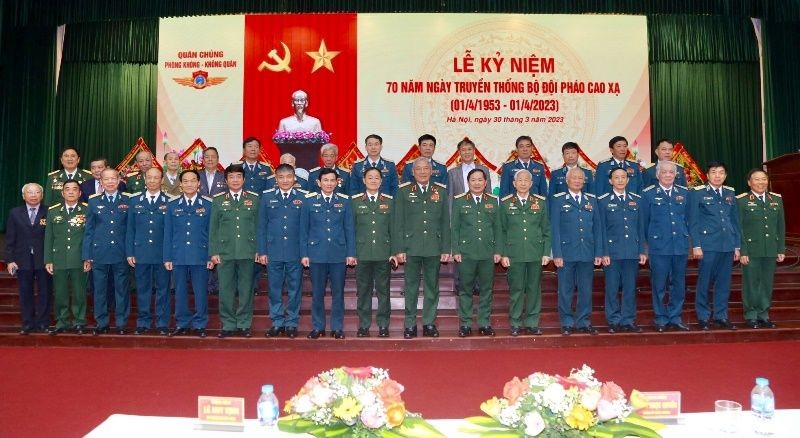 Lãnh đạo Bộ Quốc phòng và Quân chủng Phòng không-Không quân chụp ảnh cùng các đại biểu về dự Lễ kỷ niệm. (Ảnh: Thành Trung)