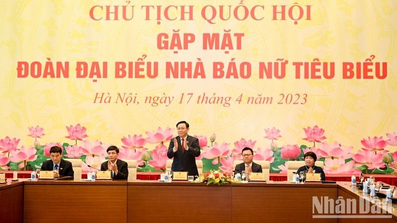 Chủ tịch Quốc hội Vương Đình Huệ cùng lãnh đạo Văn phòng Quốc hội, các Ủy ban của Quốc hội và Hội Nhà báo Việt Nam chủ trì cuộc gặp mặt. (Ảnh: Duy Linh)