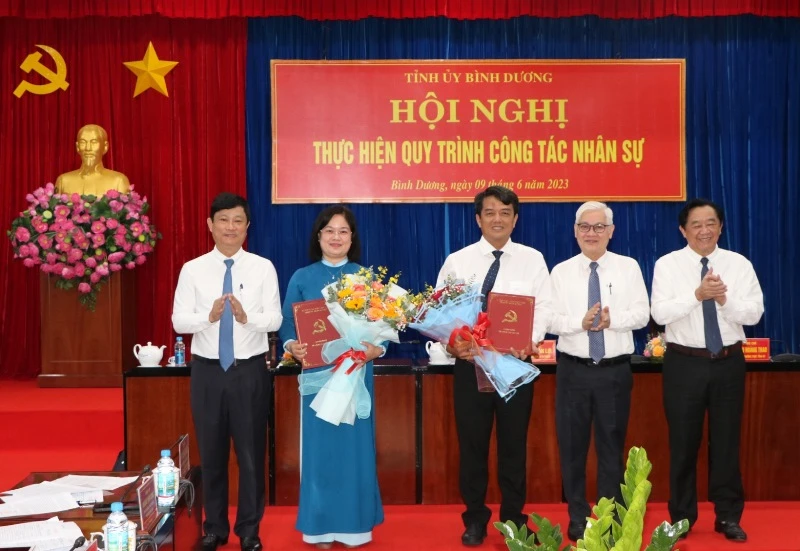Thường trực Tỉnh ủy trao quyết định và tặng hoa chúc mừng đồng chí Bùi Thanh Nhân và đồng chí Nguyễn Thị Mỹ Hằng. 