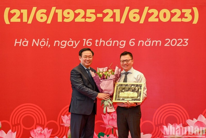 Chủ tịch Quốc hội Vương Đình Huệ trao quà lưu niệm cho Chủ tịch Hội Nhà báo Việt Nam Lê Quốc Minh. (Ảnh: Duy Linh)