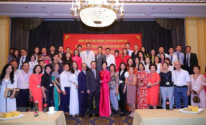 Chủ tịch nước Võ Văn Thưởng và Phu nhân gặp gỡ đại diện cộng đồng Việt Nam tại Áo và châu Âu, tối 23/7 (giờ địa phương). (Ảnh: TTXVN)