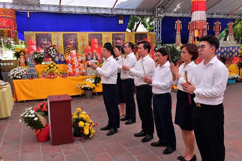 Đoàn Vietcombank thắp hương tưởng niệm cầu siêu các nạn nhân thiệt mạng trong vụ hỏa hoạn. 