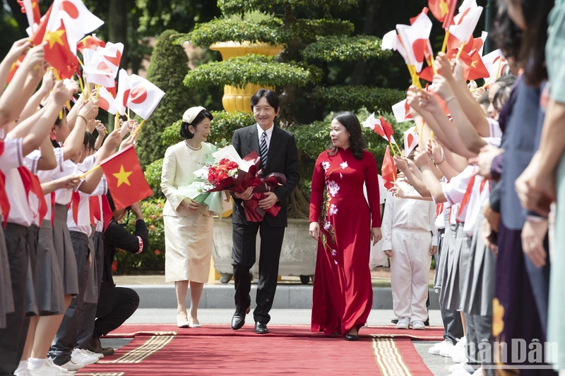 Thiếu nhi Việt Nam vẫy cờ hai nước, nồng nhiệt chào đón Hoàng Thái tử Nhật Bản Akishino và Công nương Kiko thăm chính thức Việt Nam. (Ảnh: THỦY NGUYÊN)