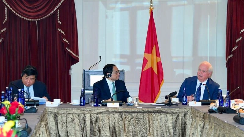 Thủ tướng Phạm Minh Chính tọa đàm chính sách với các Giáo sư, chuyên gia, học giả thuộc một số trường đại học nổi tiếng của Hoa Kỳ. 