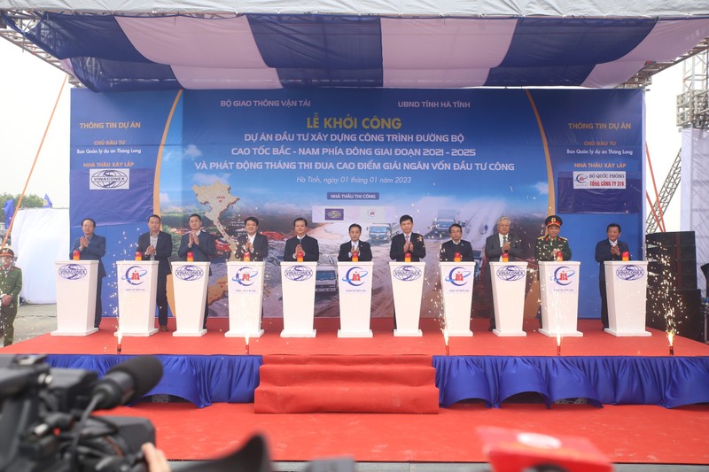 Đại diện lãnh đạo Bộ Giao thông vận tải, tỉnh Hà Tĩnh khởi công dự án.