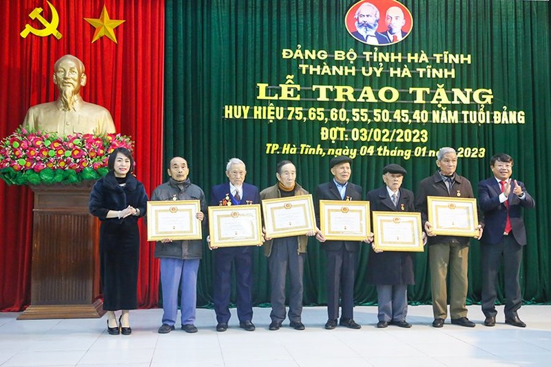 Đại diện lãnh đạo Ban Tổ chức Tỉnh ủy Hà Tĩnh và Thành ủy Hà Tĩnh trao tặng Huy hiệu cho các đảng viên lão thành.