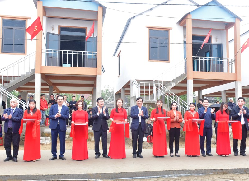 Đồng chí Trương Tấn Sang cùng các nhà tài trợ, lãnh đạo tỉnh Hà Tĩnh cắt băng khánh thành nhà ở cho người dân vạn chài ở xã Quang Vĩnh, Đức Thọ.