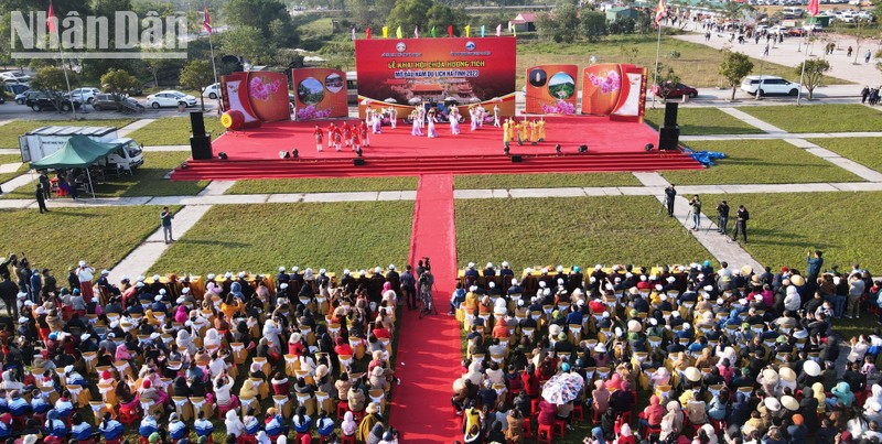 Hàng chục nghìn du khách và tăng ni, phật tử nô nức khai hội chùa Hương năm 2023.
