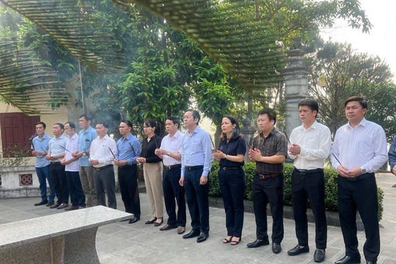 Các đồng chí lãnh đạo huyện Cẩm Xuyên dâng hương tại đền thờ cố Tổng Bí thư Lê Duẩn tại Hồ Kẻ Gỗ.