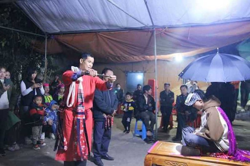 Các thầy cúng đang thực hiện nghi lễ cấp sắc cho người trưởng thành ở huyện Bình Liêu, Quảng Ninh.