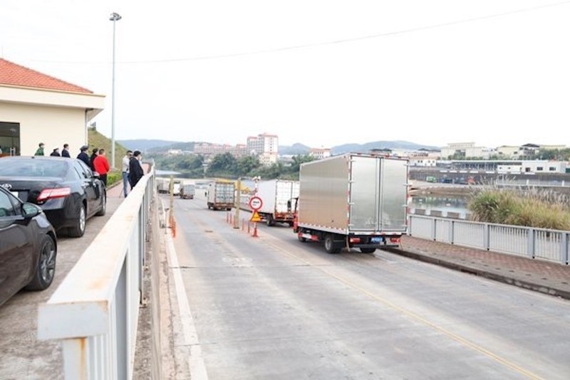 Phương tiện chở hàng hoá xuất nhập khẩu thông quan qua Lối mở cầu phao tạm Km3+4 Hải Yên, Móng CáI trong sáng ngày 28/1.
