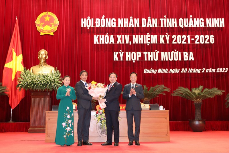 Bí thư Tỉnh ủy Quảng Ninh Nguyễn Xuân Ký tặng hoa chúc mừng đồng chí Vũ Văn Diện được bầu làm Phó chủ tịch Ủy ban nhân dân tỉnh Quảng Ninh nhiệm kỳ 2021-2026.