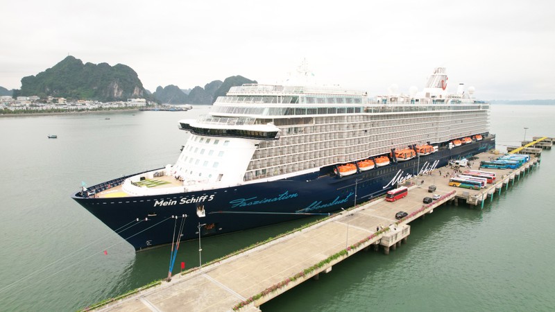 Tàu biển đưa khách quốc tế đến Quảng Ninh.