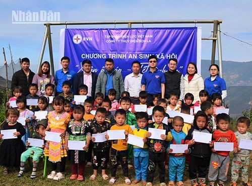 Công ty Thủy điện Sơn La tặng truyện tranh và đồ dùng học tập cho học sinh các bản của xã Chiềng Công, huyện Mường La.