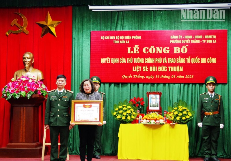Lễ trao Bằng “Tổ quốc ghi công” cho thân nhân gia đình liệt sĩ Bùi Đức Thuận.