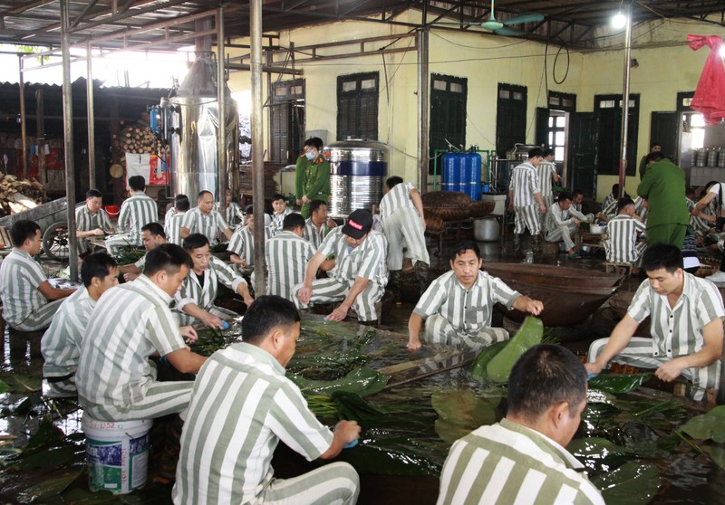 Các phạm nhân Trại giam Yên Hạ háo hức gói bánh chưng chuẩn bị đón Tết Nguyên đán Quý Mão 2023.