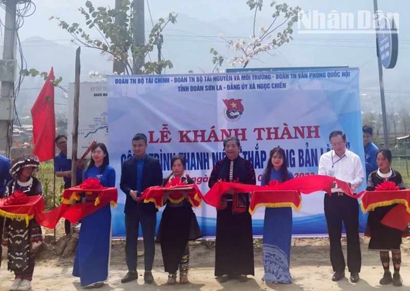 Đồng chí Tòng Thị Phóng và các đại biểu cắt băng khánh thành công trình “Ánh sáng bản làng” tại xã Ngọc Chiến, huyện Mường La.