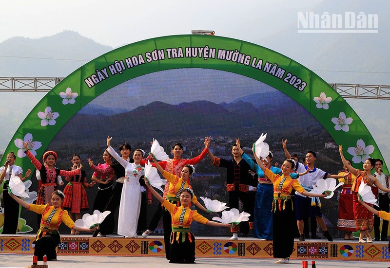 Văn nghệ chào mừng lễ hội hoa sơn tra Sơn La, Yên Bái năm 2023.