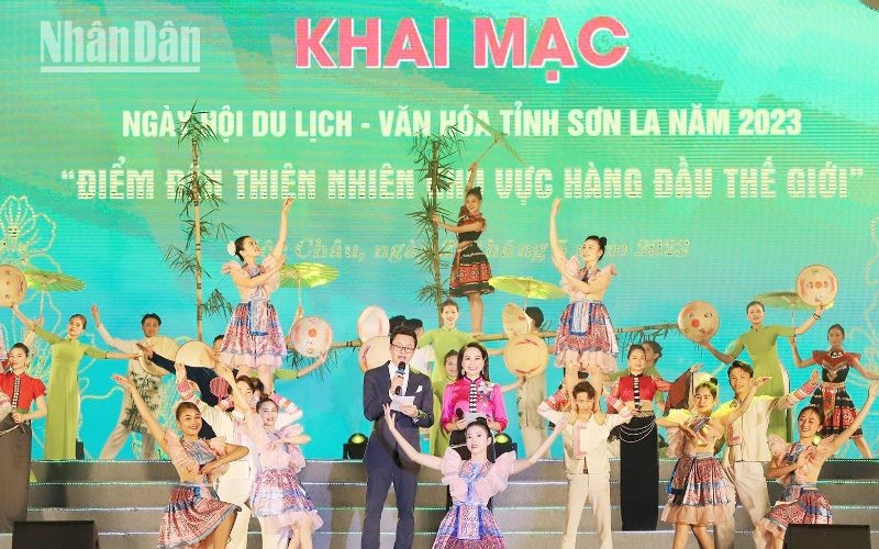 Chương trình văn nghệ tại lễ khai mạc ngày hội du lịch văn hóa tỉnh Sơn La.