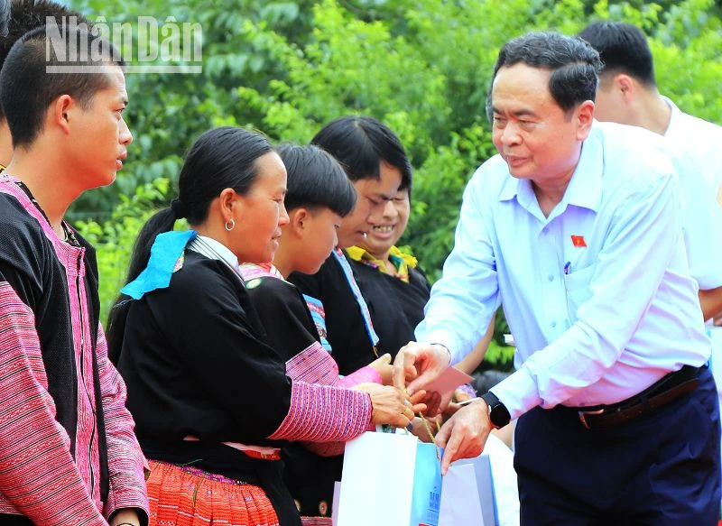 Đồng chí Trần Thanh Mẫn tặng quà cho các hộ nghèo tại huyện Mộc Châu. 