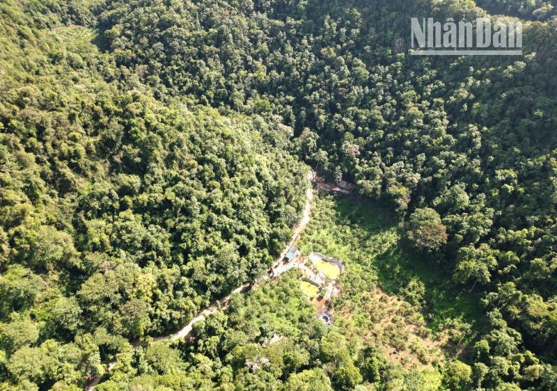 Một khu vực xây dựng trái phép nằm giữa rừng thuộc đất quốc phòng tại khu vực Mu Náu, bản Nà Bó, xã Mường Sang.
