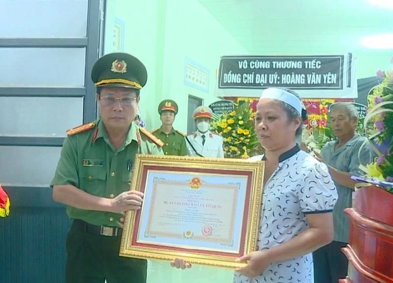 Thừa ủy quyền của Chủ tịch nước, đại tá Nguyễn Văn Ngàn trao Huân chương Bảo vệ Tổ quốc hạng Ba cho gia đình Đại úy Hoàng Văn Yên.