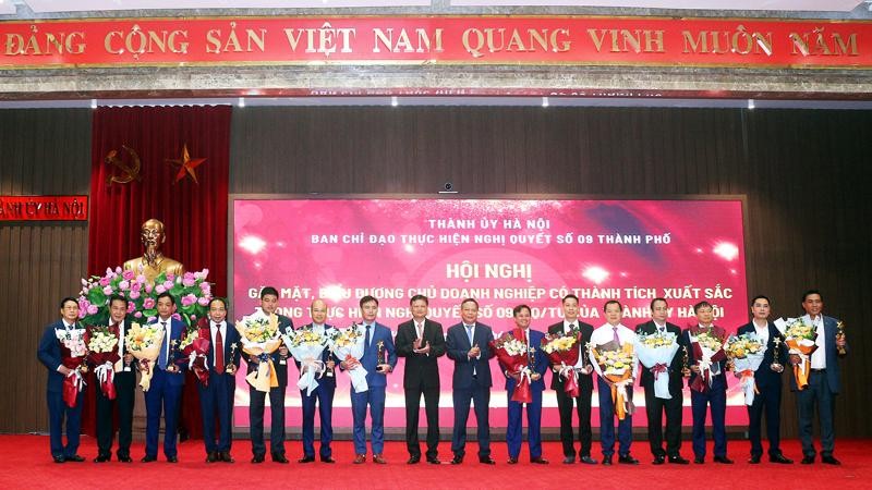 Lãnh đạo Thành ủy Hà Nội tặng hoa, biểu trưng cho các doanh nghiệp thực hiện hiệu quả Nghị quyết 9.