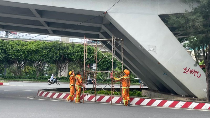 Cầu vượt Nguyễn Hữu Cảnh đang được khảo sát, tìm biện pháp khắc phục sự cố.