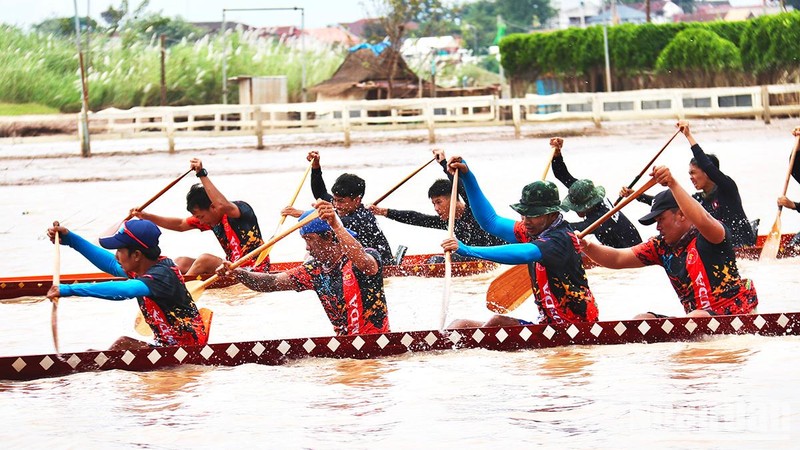 Vientiane: Sôi nổi lễ hội đua thuyền trên sông Mekong